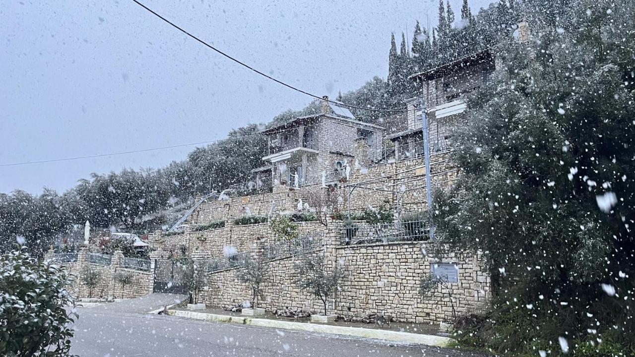 Stone Maisonettes Aigio Exteriör bild